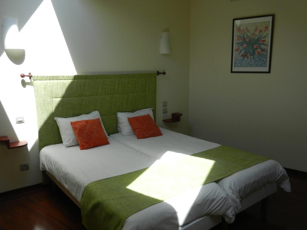 Logis L'Hôtel Chartres Kamer foto