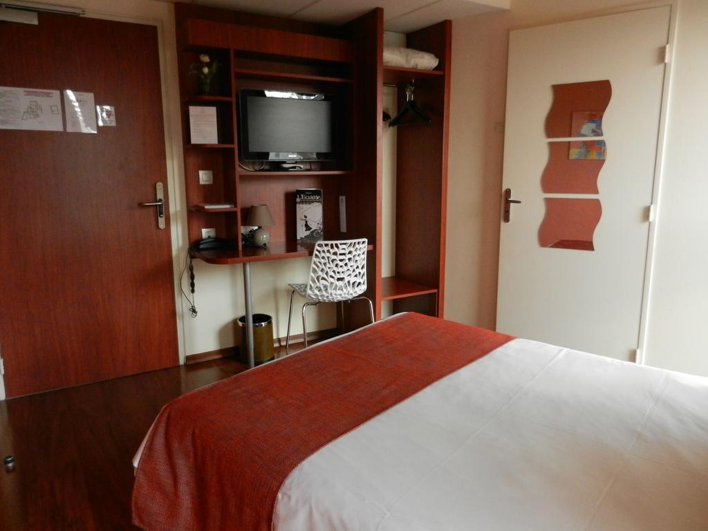 Logis L'Hôtel Chartres Kamer foto