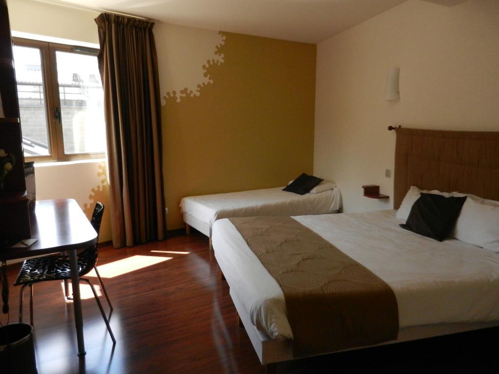 Logis L'Hôtel Chartres Kamer foto