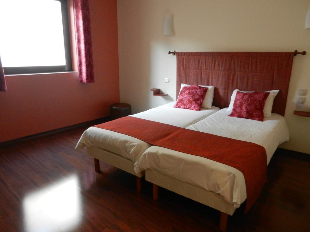 Logis L'Hôtel Chartres Kamer foto