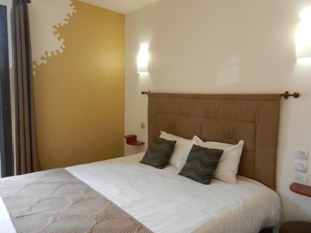 Logis L'Hôtel Chartres Kamer foto